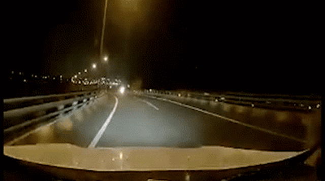 Clip: Xe máy tông trực diện ô tô, người ta chỉ kịp thấy ánh đèn pha lao tới trong 5 giây