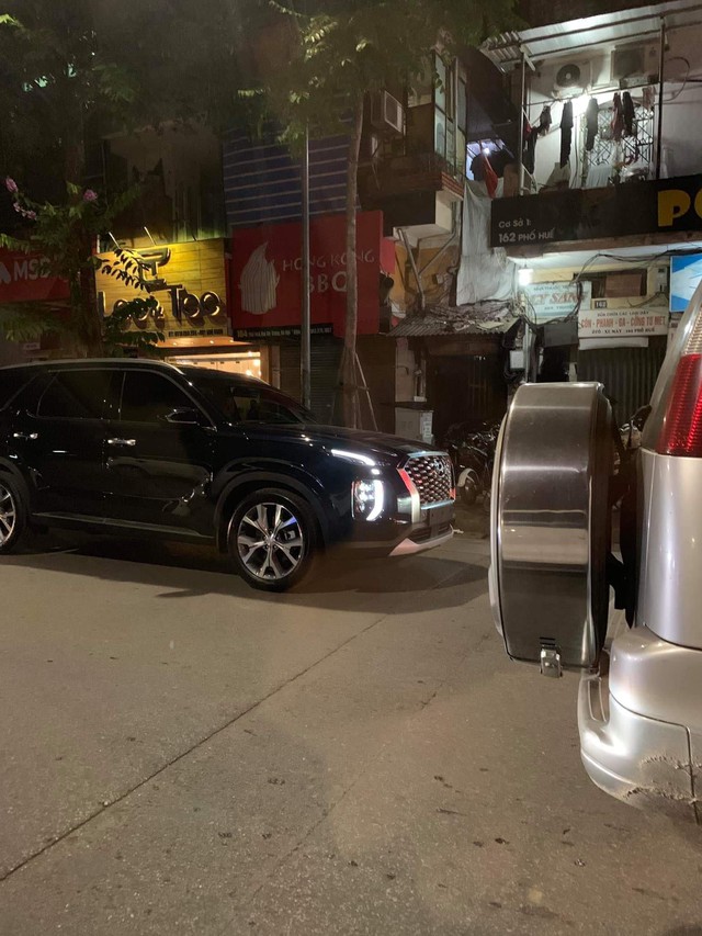 Hyundai Palisade đầu tiên lăn bánh trên đường phố Việt Nam - Ảnh 1. Hyundai Palisade đầu tiên lăn bánh trên đường phố Việt Nam - Ảnh 1.