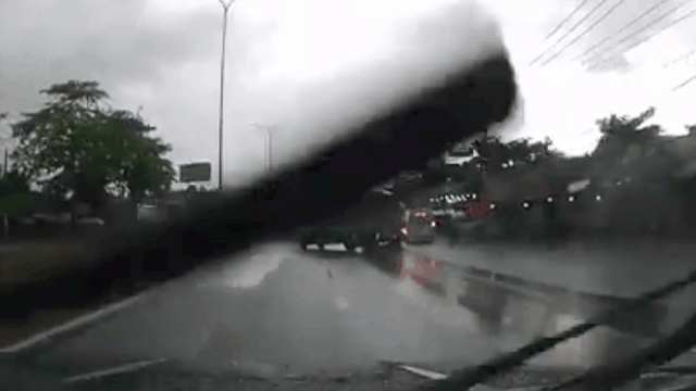 Clip: Xe tải "làm xiếc" trên quốc lộ và pha chốt hạ khiến người xem thốt lên "may quá"