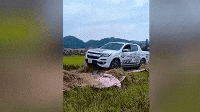 Nữ tài xế lao xe bán tải vào đoạn đường đang phơi lúa, người dân bức xúc, MXH tranh cãi gay gắt