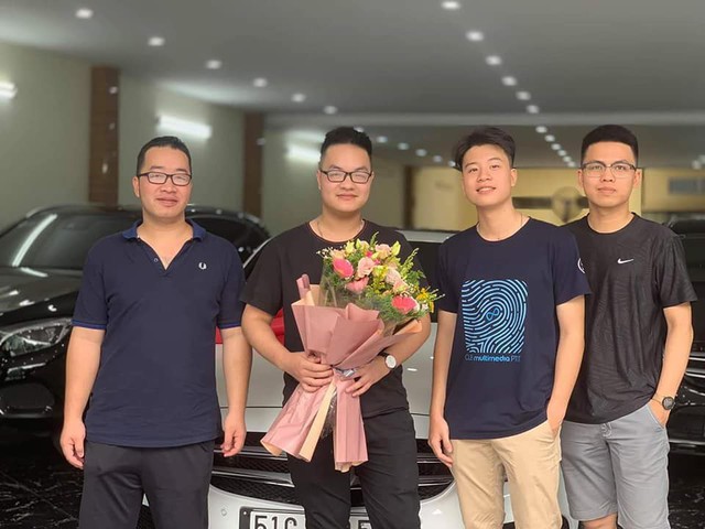 Sinh năm 1998, thiếu gia Việt đã tậu Mercedes-Benz C300 AMG giá hơn 1,7 tỷ đồng - Ảnh 1. Sinh năm 1998, thiếu gia Việt đã tậu Mercedes-Benz C300 AMG giá hơn 1,7 tỷ đồng - Ảnh 1.