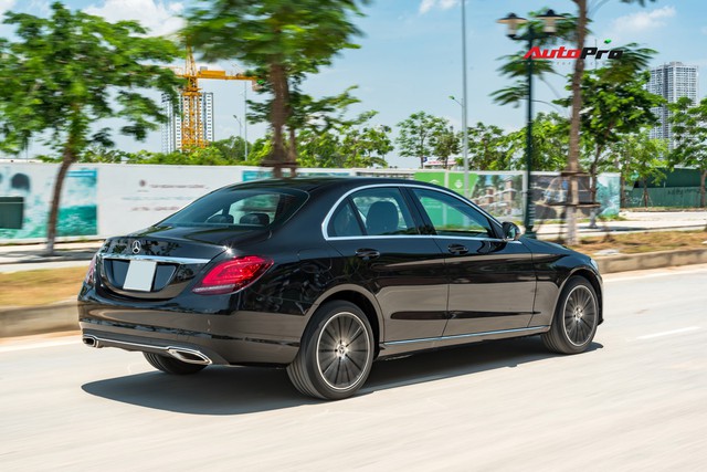 Đánh giá Mercedes-Benz C200 Exclusive: Lựa chọn ‘quốc dân’ cho người muốn ‘nhập môn’ xe sang - Ảnh 17.