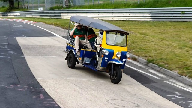 Nhờ linh kiện siêu xe, Tuk-Tuk hoàn thành một chặng đua Nurburgring nhưng hành khách trên xe khiếp hãi  - Ảnh 2.