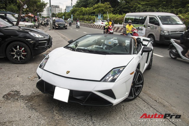 Xót xa khi thấy Lamborghini Gallardo Spyder của ông Đặng Lê Nguyên Vũ đi bảo dưỡng - Ảnh 2.