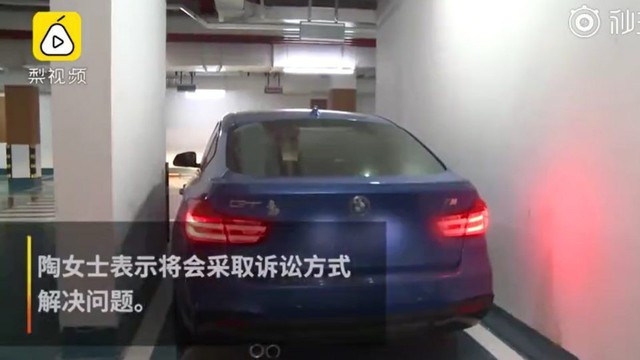 Bỏ gần 30.000 USD ra mua chỗ đỗ "đẹp", người phụ nữ tá hỏa nhận ra mình chỉ có thể chui ra… bằng cửa sổ trời