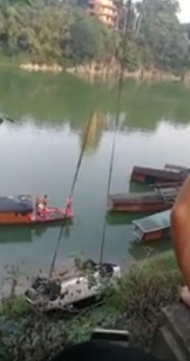 Nghe tin có xe rơi xuống sông, người đàn ông hí hửng chạy ra hóng rồi nhận ra đó là xe mình - Ảnh 4. Nghe tin có xe rơi xuống sông, người đàn ông hí hửng chạy ra hóng rồi nhận ra đó là xe mình - Ảnh 4.