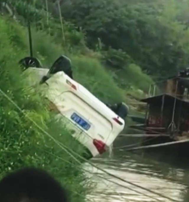 Nghe tin có xe rơi xuống sông, người đàn ông hí hửng chạy ra hóng rồi nhận ra đó là xe mình - Ảnh 5.
