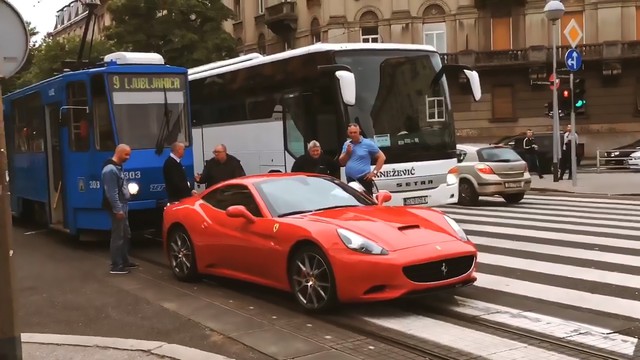Cả phố đông nghịt người qua lại tắc cứng vì chủ xe Ferrari bận đổ xăng - Ảnh 2.