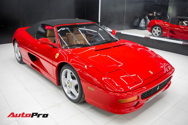 Diện kiến Ferrari F355 F1 Spider độc nhất Việt Nam: Dễ hiểu vì sao hơn 20 năm vẫn thu hút giới mộ xe - Ảnh 2. Diện kiến Ferrari F355 F1 Spider độc nhất Việt Nam: Dễ hiểu vì sao hơn 20 năm vẫn thu hút giới mộ xe - Ảnh 2.
