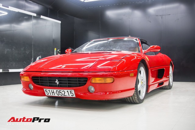 Diện kiến Ferrari F355 F1 Spider độc nhất Việt Nam: Dễ hiểu vì sao hơn 20 năm vẫn thu hút giới mộ xe - Ảnh 4. Diện kiến Ferrari F355 F1 Spider độc nhất Việt Nam: Dễ hiểu vì sao hơn 20 năm vẫn thu hút giới mộ xe - Ảnh 4.