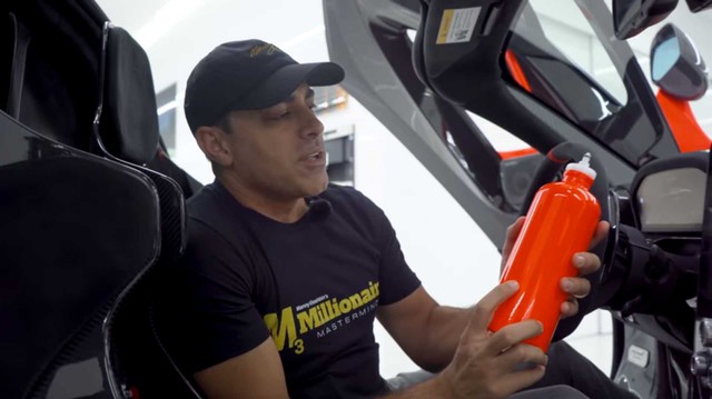 Cách đại gia vung tiền: Mua bình nước đi kèm siêu xe McLaren Senna giá 7.000 USD!