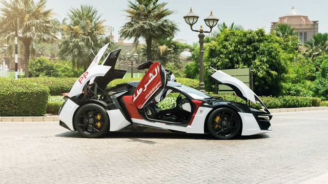 Cảnh sát Trung Đông chơi lớn, trưng dụng siêu xe triệu đô Lykan HyperSport đi làm nhiệm vụ