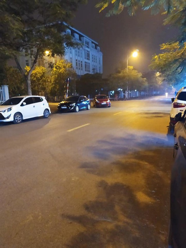 Ngã tư phố và hình ảnh chiếc xe Kia Rio đỏ khiến ai đi qua trông thấy cũng bức xúc - Ảnh 3. Ngã tư phố và hình ảnh chiếc xe Kia Rio đỏ khiến ai đi qua trông thấy cũng bức xúc - Ảnh 3.