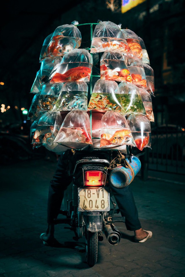 Lặng người trước một Hà Nội chân thực trên yên xe máy dưới góc nhìn nghệ thuật của nhiếp ảnh gia người Anh - Ảnh 7.