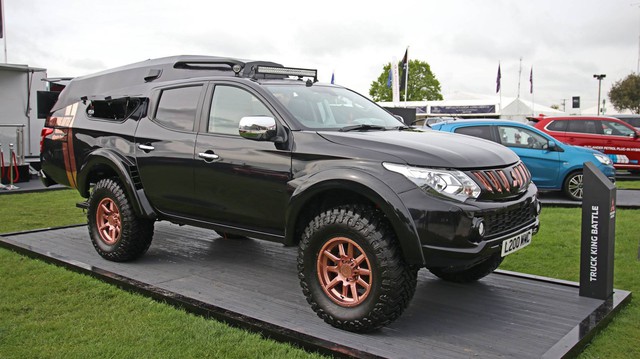 Mitsubishi Triton độ tất tay cho giới game thủ phải trầm trồ