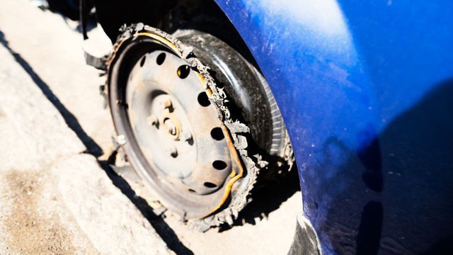 Tài xế BMW lái xe bằng mâm trên cao tốc suốt 10 phút, đấm nhau với cảnh sát khi bị ép dừng xe