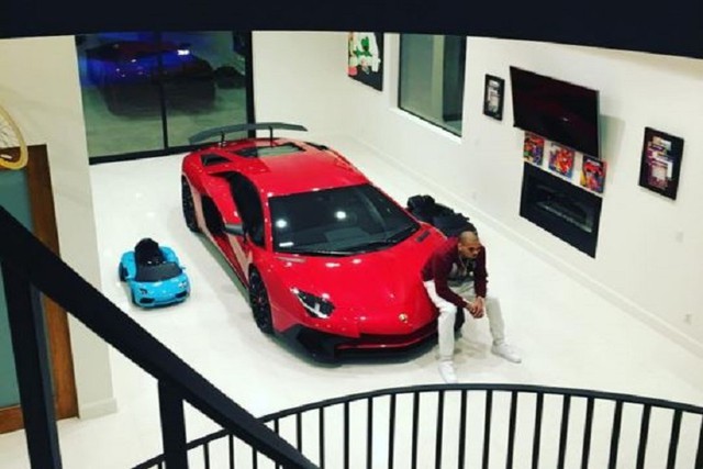 Chris Brown độ Lamborghini đổi màu như tắc kè hoa làm người hâm mộ trầm trồ - Ảnh 3.