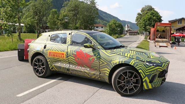 Lộ nội thất Aston Martin DBX 2020 chuẩn bị ra mắt đấu Lamborghini Urus