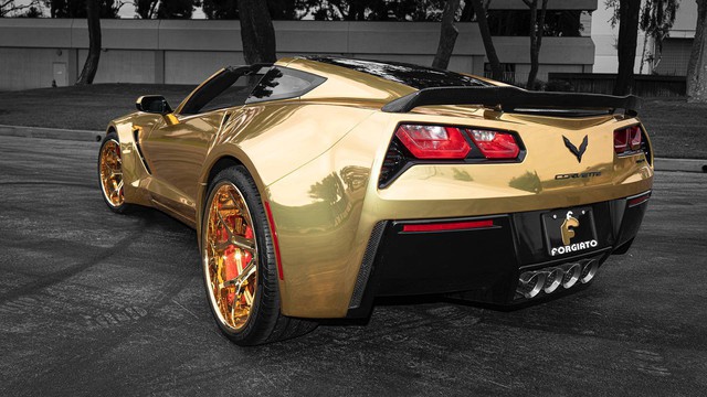 Chevrolet Corvette nổi bật nhất phố với lớp wrap vàng bóng, mâm Forgiato đồng màu khổng lồ