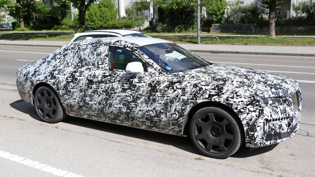 Rolls-Royce Ghost 2021 lộ nội thất hiện đại, hợp thời hơn