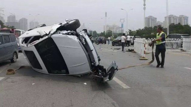 Chồng gào thét trong tuyệt vọng khi vợ cầm lái lấn làn, tông thẳng vào Cadillac mới sắm