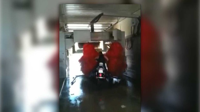 Thua cược bạn bè, người đàn ông và 'nạn nhân' Harley-Davidson tắm trong trạm rửa ô tô