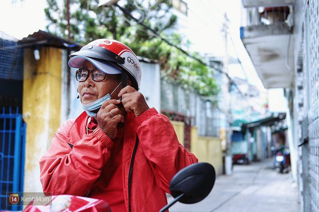 Cụ bà 73 tuổi chạy xe ôm công nghệ để nuôi cháu ở Sài Gòn: Nhiều khi buồn tủi lắm, dính mưa là về bệnh nằm luôn... - Ảnh 8.