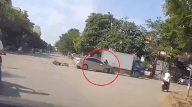 Clip: Bị kẹt giữa xe tải và ô tô con, người đàn ông đi xe máy thoát ở vị trí không ngờ