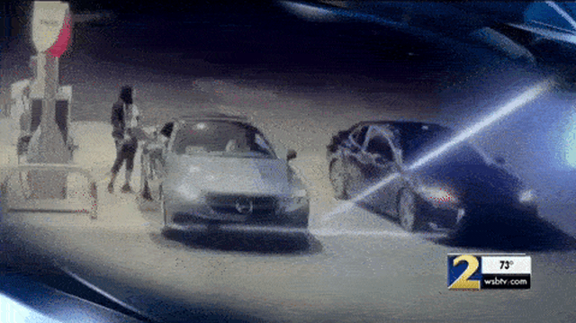 Nữ tài xế Mercedes phi thân như kungfu qua cửa sổ, ngăn trộm thó đồ khi đang đổ xăng