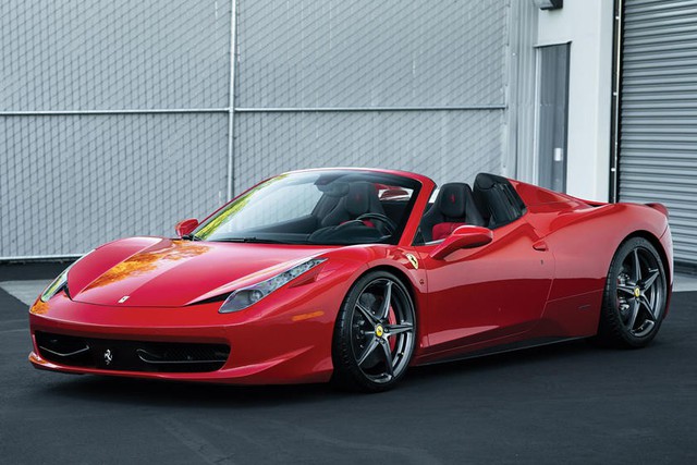Bộ sưu tập Ferrari đắt giá cũ như mới lên sàn - Ảnh 5.