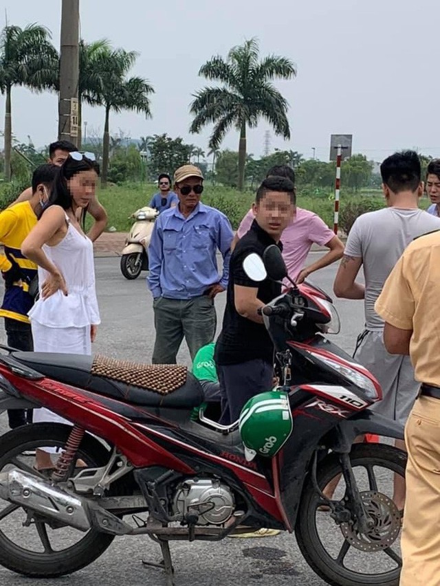 Nữ tài xế chạy ô tô tiền tỷ va chạm với Grab bike giữa ngã tư phố Hà Nội - Ảnh 1.