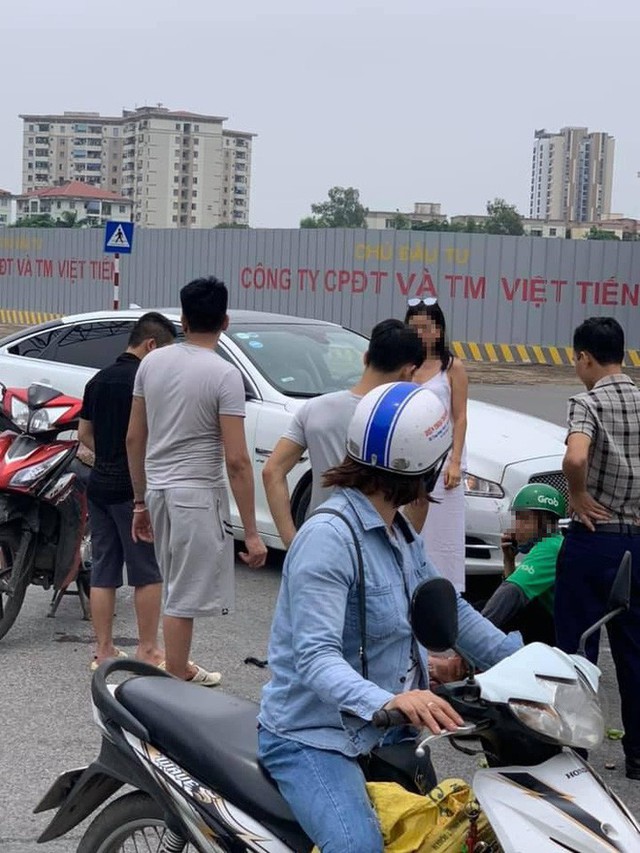 Nữ tài xế chạy ô tô tiền tỷ va chạm với Grab bike giữa ngã tư phố Hà Nội - Ảnh 2. Nữ tài xế chạy ô tô tiền tỷ va chạm với Grab bike giữa ngã tư phố Hà Nội - Ảnh 2.