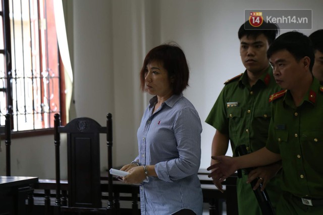 Nữ tài xế BMW vẫy tay chào người thân sau khi bị tuyên phạt 3 năm 6 tháng tù - Ảnh 4.