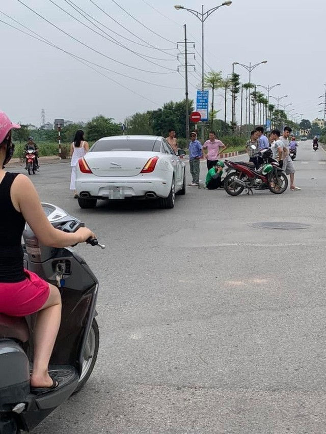 Nữ tài xế chạy ô tô tiền tỷ va chạm với Grab bike giữa ngã tư phố Hà Nội - Ảnh 3.