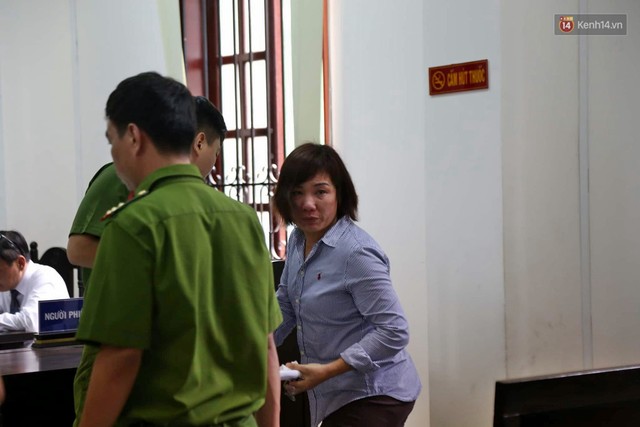 Nữ tài xế BMW vẫy tay chào người thân sau khi bị tuyên phạt 3 năm 6 tháng tù - Ảnh 12.