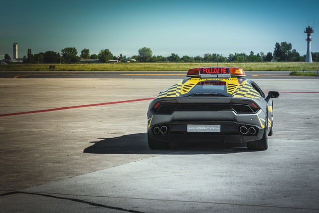 Sân bay nhà người ta: Dùng siêu xe Lamborghini Huracan mới coóng để dẫn đường - Ảnh 1. Sân bay nhà người ta: Dùng siêu xe Lamborghini Huracan mới coóng để dẫn đường - Ảnh 1.