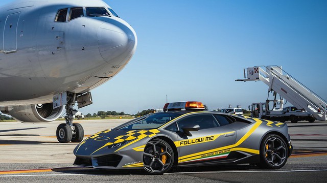 Sân bay nhà người ta: Dùng siêu xe Lamborghini Huracan mới coóng để dẫn đường