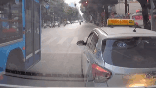 CLIP: Xe cứu thương hú còi liên tục, tài xế taxi không nhường còn giơ tay ra hiệu bắt nhìn đèn