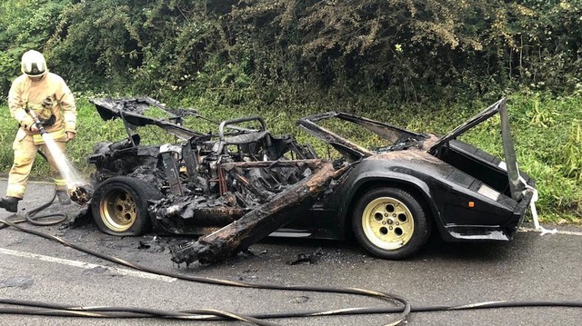 Xót xa siêu xe Lamborghini của tỷ phú buôn vàng bị cháy thành than và vứt chỏng chơ trên đường