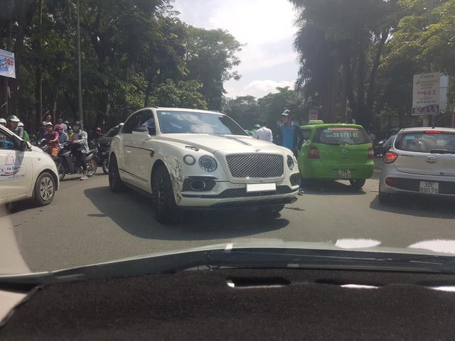 Bentley Bentayga độ Mansory độc nhất Việt Nam gãy bánh sau pha va chạm với taxi - Ảnh 3.