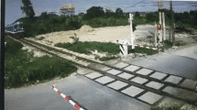 Người đàn ông lao qua đường sắt và pha đánh lái không tưởng tránh tàu: Thần chết chưa gọi tên