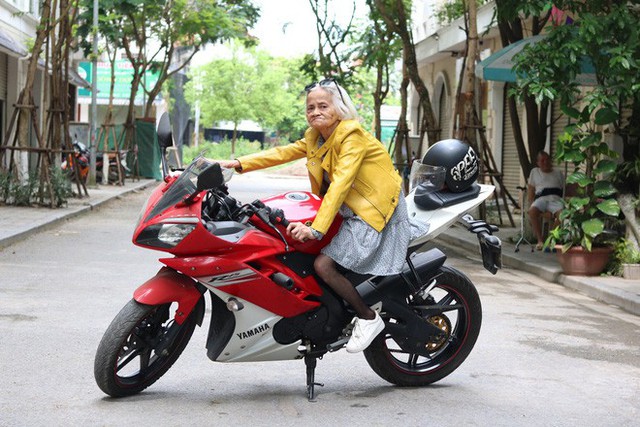Hai cụ bà U90 Hà thành tạo dáng bên xe phân khối lớn, nhiều người trầm trồ: Bọn cháu thấy các bà quá ngầu luôn - Ảnh 3. Hai cụ bà U90 Hà thành tạo dáng bên xe phân khối lớn, nhiều người trầm trồ: Bọn cháu thấy các bà quá ngầu luôn - Ảnh 3.