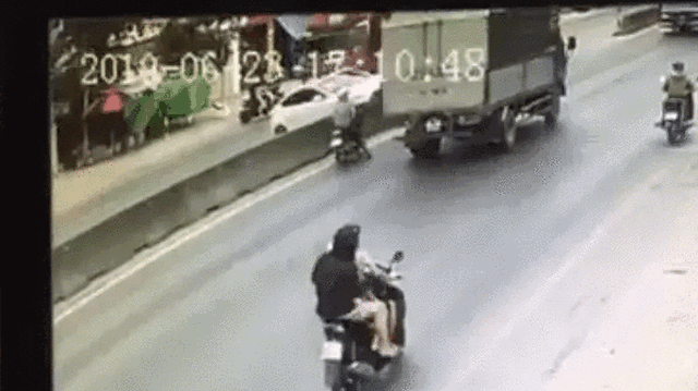 Clip: Ô tô con bị xe container hất lên dải phân cách, 3 nạn nhân bên trong thoát chết