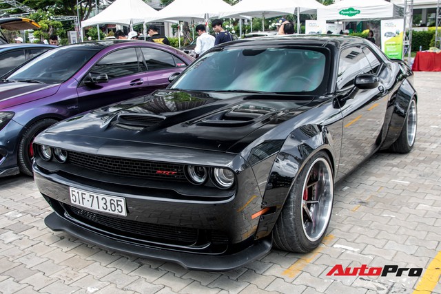 Dodge Challenger SRT-392 HEMI độc nhất Việt Nam lột xác với gói độ thân rộng - Ảnh 1.