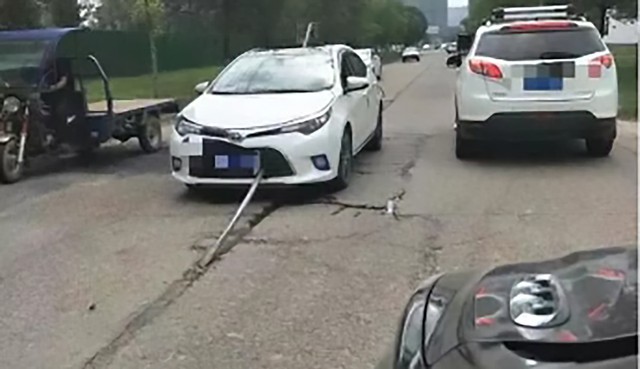 Tử thần ngủ quên, cặp đôi trong chiếc Toyota Corolla thoát chết sau khi cọc thép dài 10 mét đâm xuyên táp lô - Ảnh 1. Tử thần ngủ quên, cặp đôi trong chiếc Toyota Corolla thoát chết sau khi cọc thép dài 10 mét đâm xuyên táp lô - Ảnh 1.