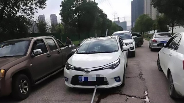 Tử thần ngủ quên, cặp đôi trong chiếc Toyota Corolla thoát chết sau khi cọc thép dài 10 mét đâm xuyên táp lô