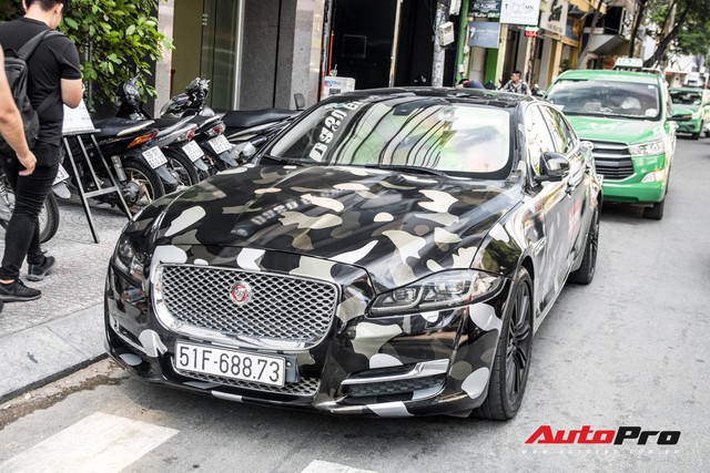 Dân chơi đồ hiệu Sài Gòn lột xác Jaguar XJL theo phong cách BAPE và Supreme - Ảnh 1.