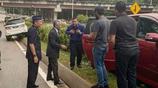Quốc vương Malaysia xuống xe giúp người gặp tai nạn bên đường - Ảnh 1.