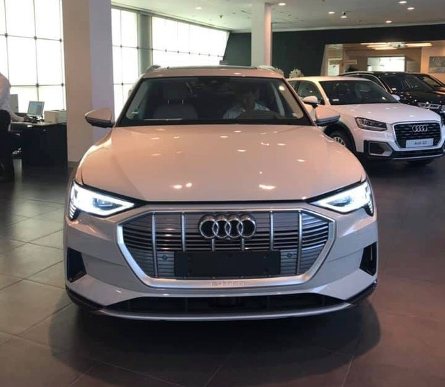 Audi e-tron đầu tiên về Việt Nam: Dùng động cơ điện, bản tiêu chuẩn nên không có gương camera - Ảnh 1. Audi e-tron đầu tiên về Việt Nam: Dùng động cơ điện, bản tiêu chuẩn nên không có gương camera - Ảnh 1.