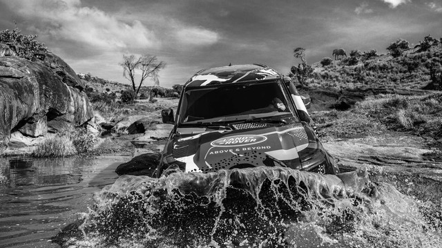 Land Rover tiếp tục nhá hàng Defender, biểu lộ khả năng off-road không thua G-Class